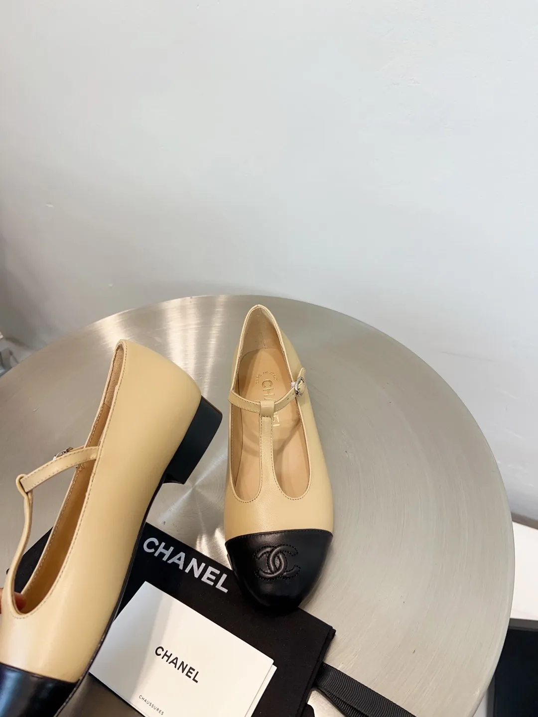 👟👟Ex-factory price 520👟👟 CHANEL Chanel classic three-color T-strap flat ballet shoes, Mary Jane shoes, Grandma Xiang’s consistent elegant ladylike temperament, full of high-end sense! It’s very nice on the feet~Whether it’s worn barefoot or paired with skirts or trousers, it’s very versatile! Incomparably beautiful! It’s so special. I’m very impressed with the details. (The version bought at the counter is developed and made according to the authentic 1:1 version. The details are perfect and more refined and durable. The upper foot is very pedicure-type. The key point is that it is very good and easy to control. ▪Fabric: Original custom-made mixed sheep. ▪Inner lining: imported sheepskin. ▪Outsole: Italian leather outsole. ▪Size: 35-39 (40, 41, 42 are custom-made and cannot be returned)